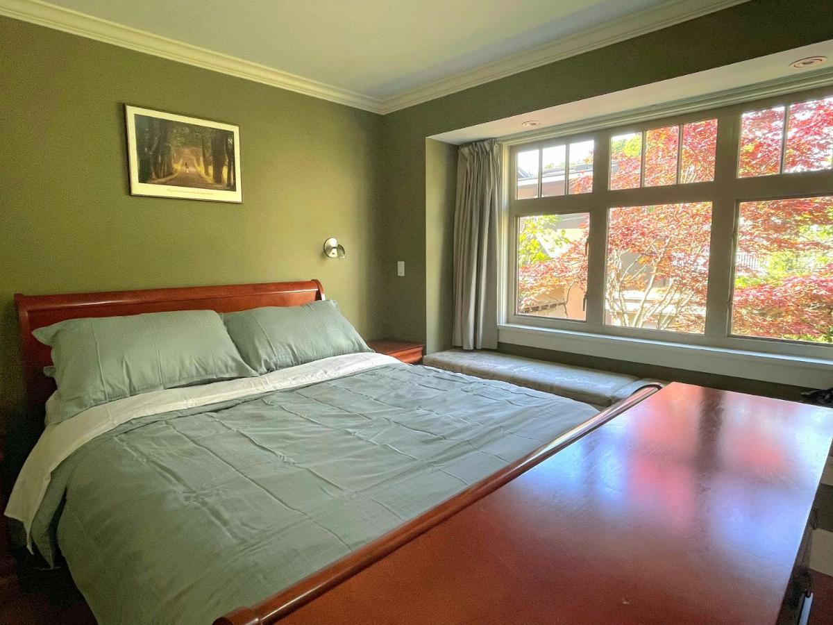 Elegant, Sunny Modern Home With Skylights - Kitsilano, Vancouver Kültér fotó