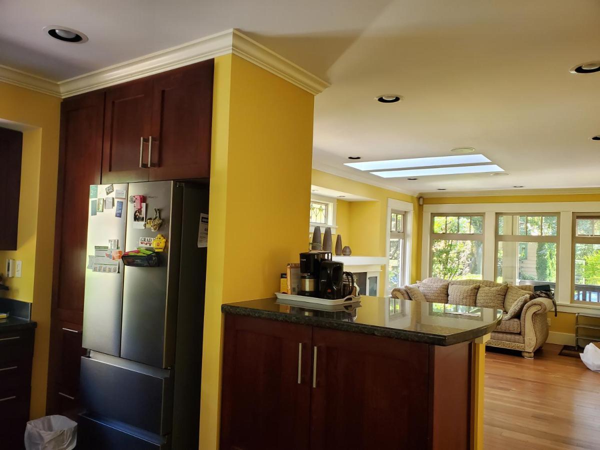 Elegant, Sunny Modern Home With Skylights - Kitsilano, Vancouver Kültér fotó