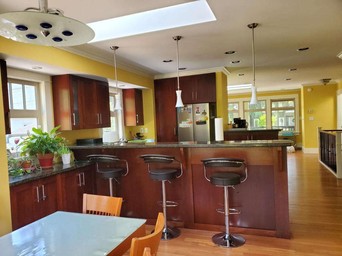 Elegant, Sunny Modern Home With Skylights - Kitsilano, Vancouver Kültér fotó