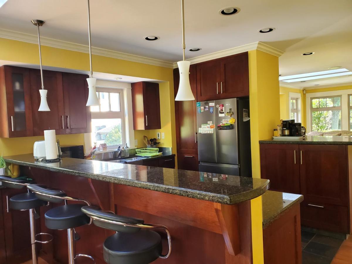 Elegant, Sunny Modern Home With Skylights - Kitsilano, Vancouver Kültér fotó